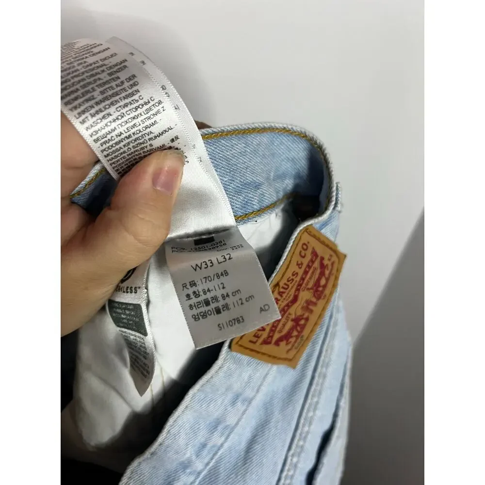 Levi's 501 90s jeans in a light stonewash. Size 33